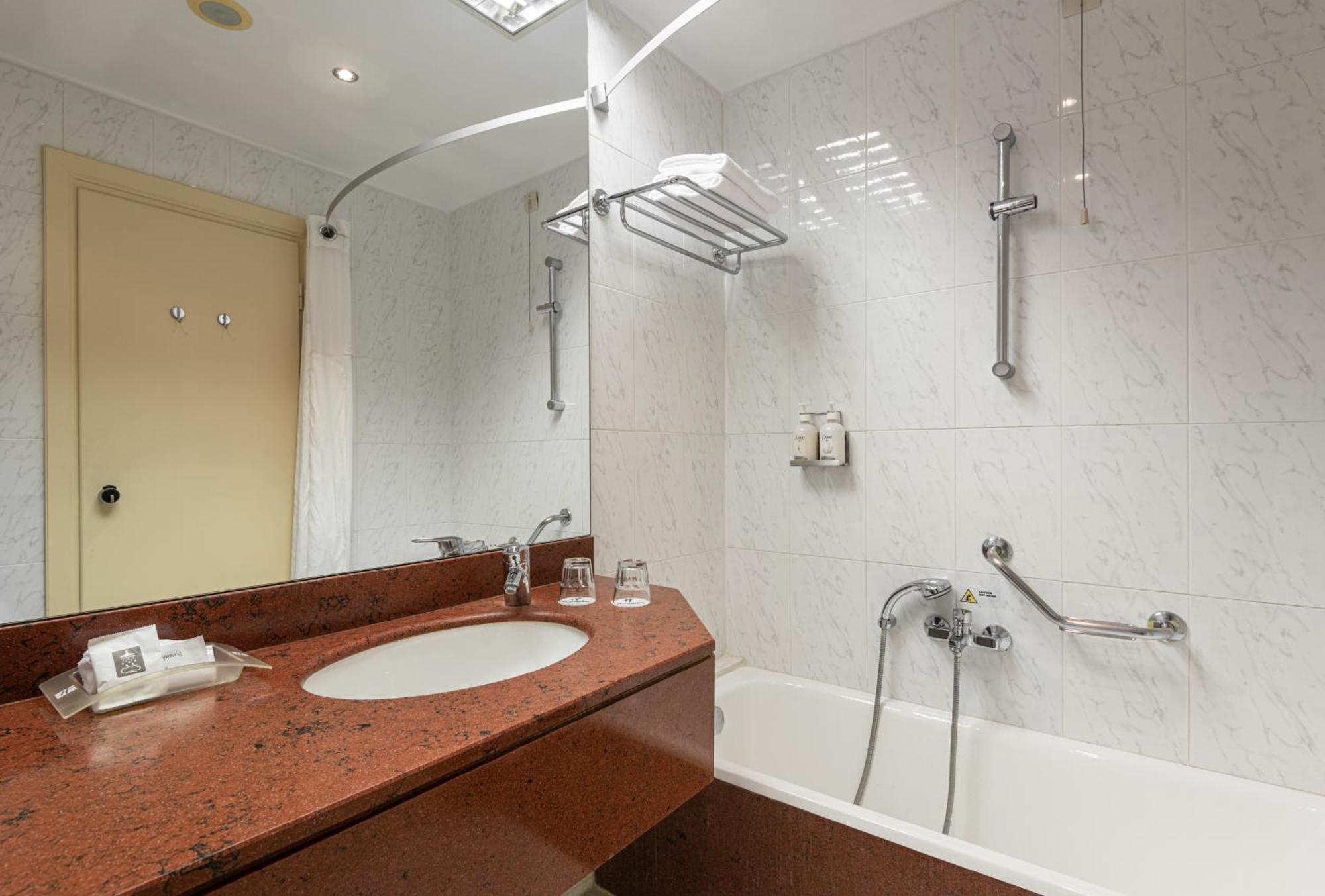 By Ihg Salonic